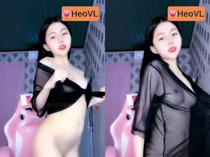 Bạn gái livestream khoả thân lắc cơ mông dẻo như kẹo kéo